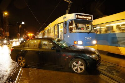 Chemnitz: BMW kollidiert mit Straßenbahn - 
