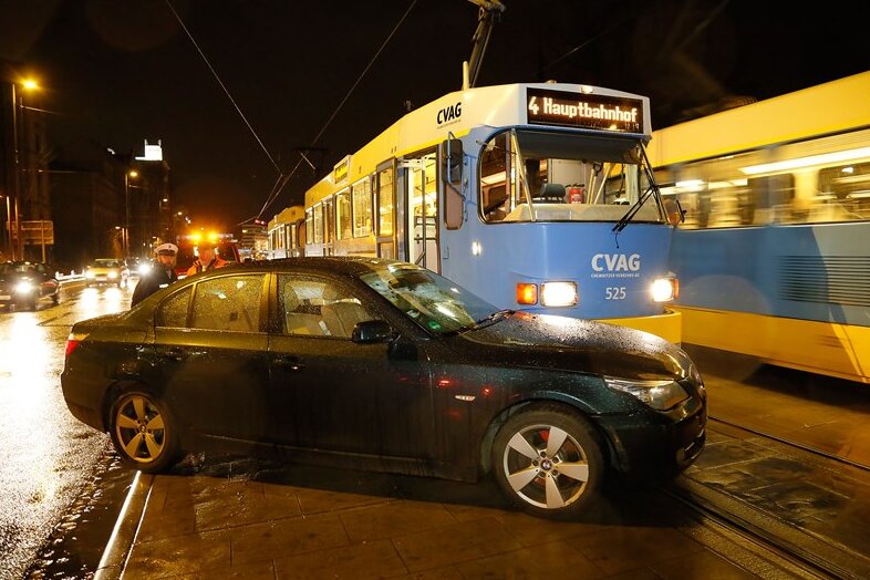 Chemnitz: BMW kollidiert mit Straßenbahn - 
