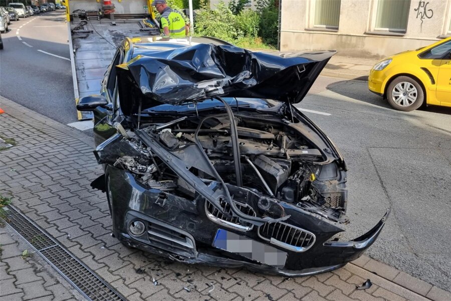 Chemnitz: BMW kracht in Hauswand - Nach der Kollision mit einer Hauswand wurde der BMW abgeschleppt. Der Fahrer wurde ins Krankenhaus gebracht.
