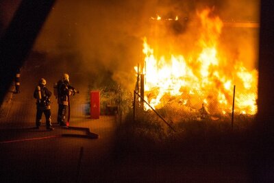 Chemnitz: Brand in Bernsdorf - Feuerwehr rettet drei Menschen - 