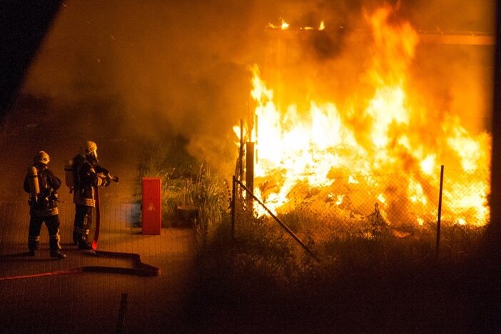 Chemnitz: Brand in Bernsdorf - Feuerwehr rettet drei Menschen - 