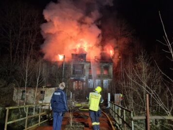 Chemnitz: Brand in Dachstuhl eines Mehrfamilienhauses auf der Annaberger Straße - Brennendes Gebäude auf der Annaberger Straße 346