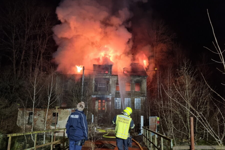 Chemnitz: Brand in Dachstuhl eines Mehrfamilienhauses auf der Annaberger Straße - Brennendes Gebäude auf der Annaberger Straße 346