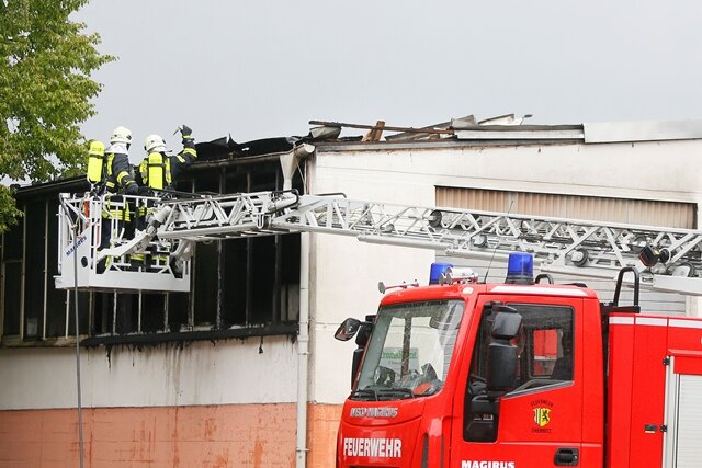 Chemnitz: Brand in Lagerhalle auf der Bernsdorfer Straße - 