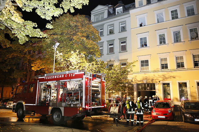 Chemnitz: Brand in Mehrfamilienhaus - 18 Rettungskräfte der Chemnitzer Berufsfeuerwehr, acht Feuerwehrleute aus Altchemnitz sowie vier Rettungsassistenten waren am Sonntag, gegen 23.30 Uhr an der Emilienstraße im Einsatz.
