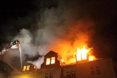 Chemnitz: Brandstiftung im früheren Haus Einheit - In einem Flügel des leer stehenden früheren Hauses Einheit/Kraftwerk ist am Mittwoch kurz nach Mitternacht ein Brand ausgebrochen.