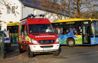 Chemnitz: Brandstiftung in Migranten-Wohnheim - Die Bewohner des Wohnheims wurden nach der Evakuierung vorläufig in einem Bus der CVAG untergebracht.