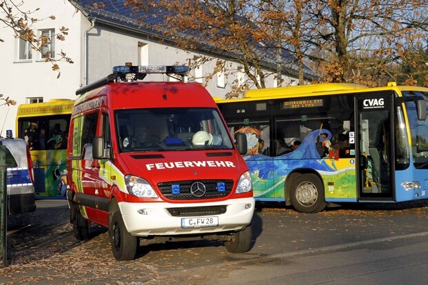 Chemnitz: Brandstiftung in Migranten-Wohnheim - Die Bewohner des Wohnheims wurden nach der Evakuierung vorläufig in einem Bus der CVAG untergebracht.