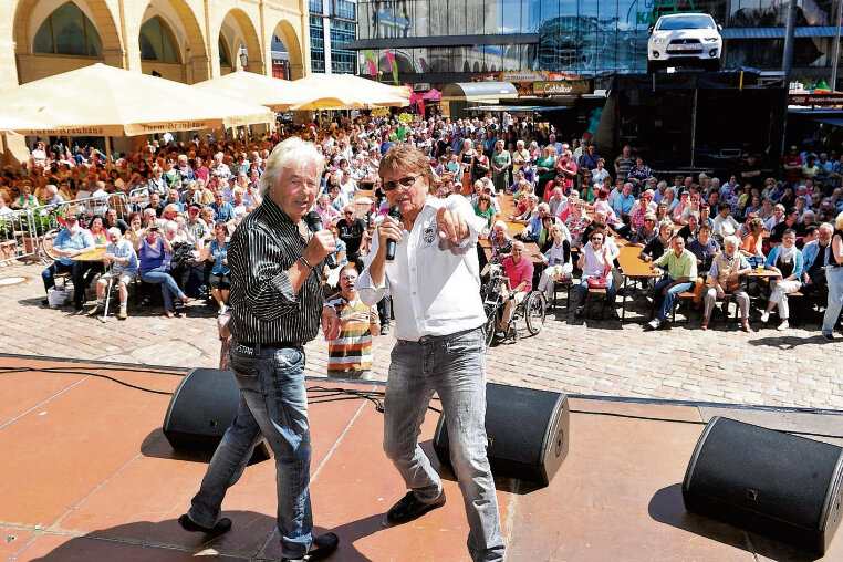 Bild aus dem vergangenen Jahr: Schlagersänger Thomas Lück (links) und Andreas Holm sorgten beim Brauereifest in der Chemnitzer Innenstadt für einen gut gefüllten Neumarkt.