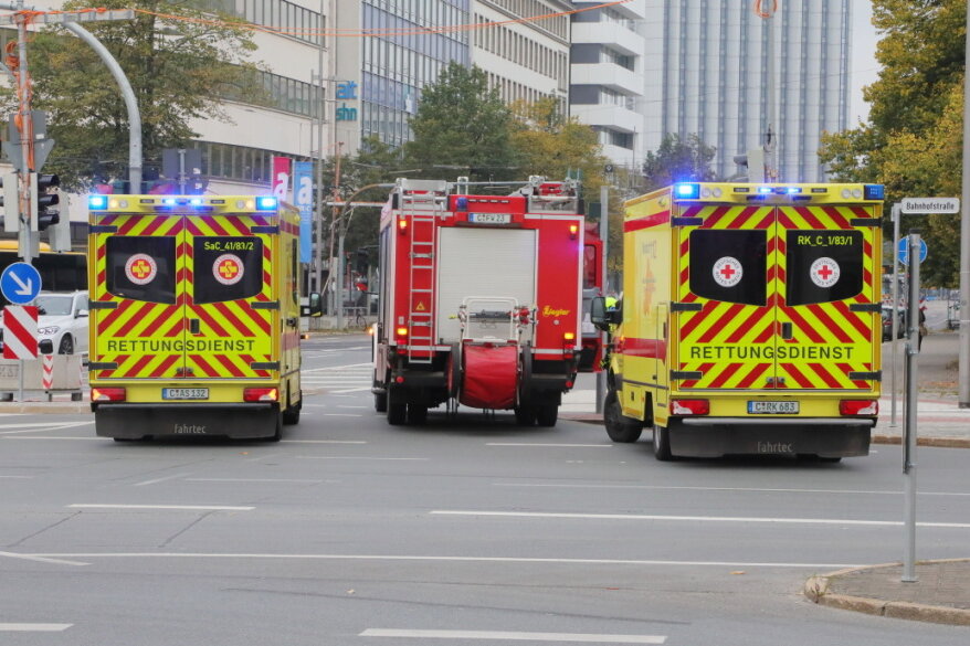 Chemnitz: Bus muss notbremsen - mehrere Verletzte - Der Rettungsdienst kümmerte sich um die Verletzten.