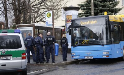 Chemnitz: Busfahrer alarmiert Polizei - Ein vermeintlicher Überfall auf einen Bus hat am Samstag die Polizei an die Jägerschlösschenstraße in Chemnitz ausrücken lassen.