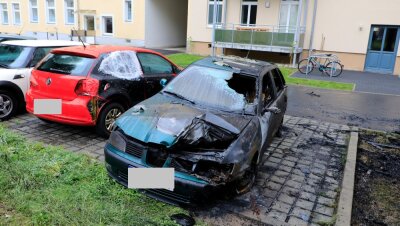 Chemnitz: Container und Autos in Flammen - Bei einem Containerbrand am Chemnitzer Brühl wurden zwei Fahrzeuge beschädigt.