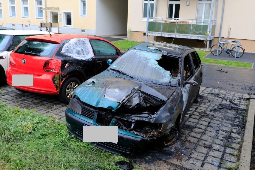 Chemnitz: Container und Autos in Flammen - Bei einem Containerbrand am Chemnitzer Brühl wurden zwei Fahrzeuge beschädigt.