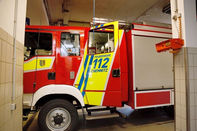 Chemnitz: Containerbrand - Scheibe eines Feuerwehrautos während der Löscharbeit eingeschlagen - Die hintere Scheibe des Löschfahrzeugs wurde zerstört und musste entfernt werden.