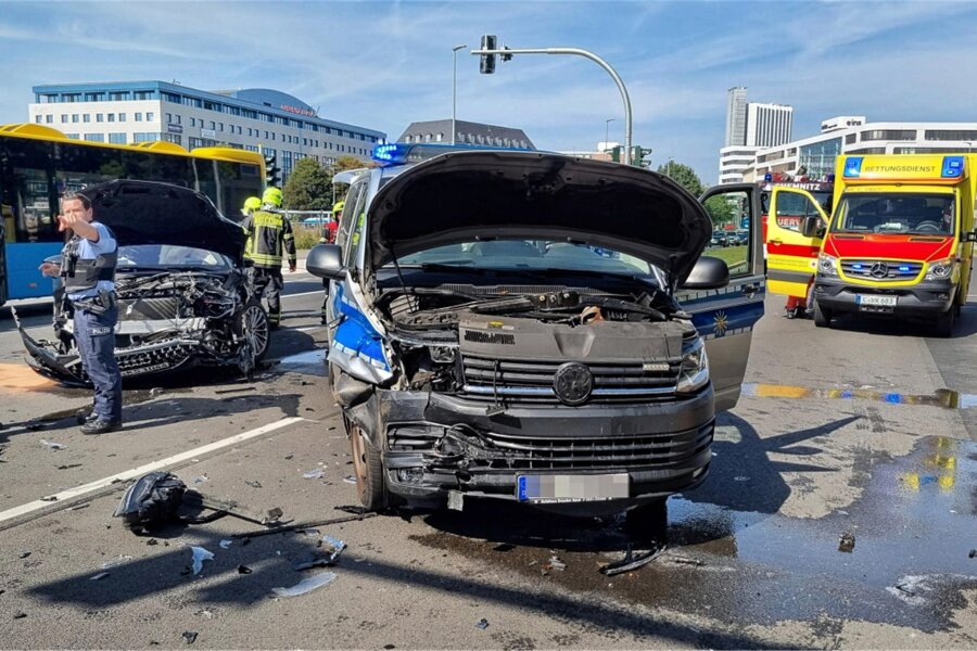 Chemnitz: Crash mit Polizeiauto an Ampel auf Zschopauer Straße - Nach einem Unfall mit Polizeifahrzeug am Dienstagmittag auf der Zschopauer Straße in Chemnitz war die Straße bis 16.30 Uhr gesperrt.