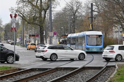 Chemnitz: CVAG baut anderthalb Jahre an Gleisen in Gablenz - Der Bahnübergang Geibelstraße am Gablenzplatz wird ab Freitag gesperrt und umgebaut. 
