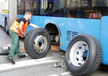 Chemnitz: CVAG-Bus verliert Reifen - 