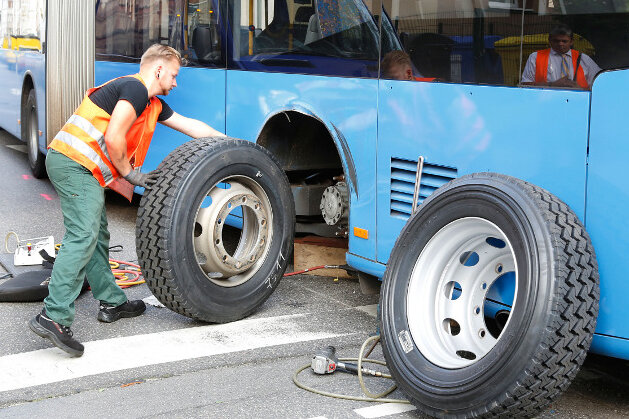 Chemnitz: CVAG-Bus verliert Reifen - 