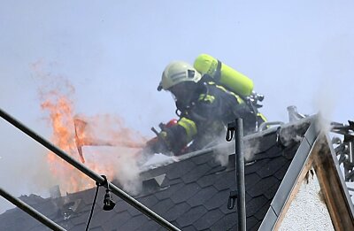 Chemnitz: Dachstuhlbrand in Mehrfamilienhaus in Reichenbrand - In einem Mehrfamilienhaus an der Lennestraße in Reichenbrand ist am Dienstagvormittag ein Dachstuhlbrand ausgebrochen.