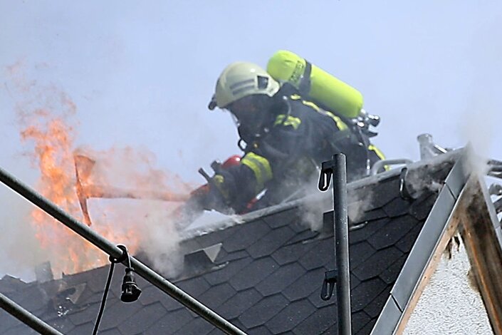 Chemnitz: Dachstuhlbrand in Mehrfamilienhaus in Reichenbrand - In einem Mehrfamilienhaus an der Lennestraße in Reichenbrand ist am Dienstagvormittag ein Dachstuhlbrand ausgebrochen.