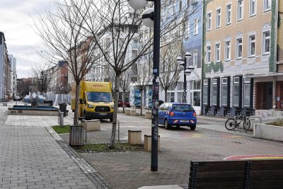 Chemnitz: Das Brühlforum zwischen Bremsschwellen und Schlaglöchern - Der Brühl, überwiegend Spielstraße, ist nicht frei von Autoverkehr.