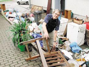 Chemnitz: Das große Aufräumen nach der Flut - Noch lange an das Hochwasser 2002 werden die Mitarbeiter der Apotheke an der Einsiedler Hauptstraße denken.