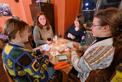 Chemnitz: Der letzte Abend im Café Ankh - Gibt es einen Nachfolger? - Lydia Klemm, Jacqueline Weiher, Aneke Hansen und Fabrice Klemm (v. l. n. r.) beim Kartenspielen.