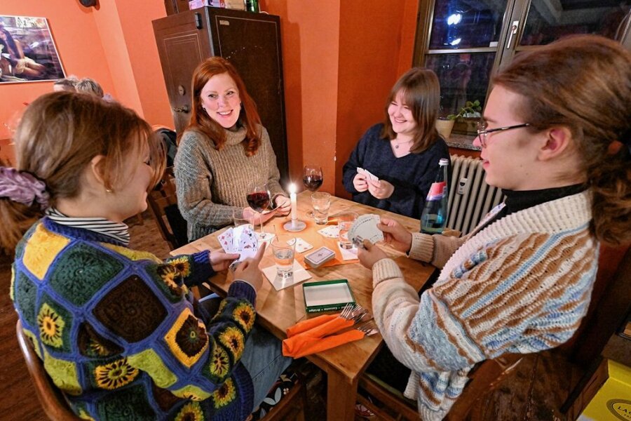 Chemnitz: Der letzte Abend im Café Ankh - Gibt es einen Nachfolger? - Lydia Klemm, Jacqueline Weiher, Aneke Hansen und Fabrice Klemm (v. l. n. r.) beim Kartenspielen.