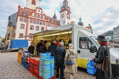 Chemnitz: Der Mann hinter "Käse Maik" - Von Dienstag bis Freitag steht der Verkaufswagen auf dem Chemnitzer Markt. Die Schlangen sind zum Teil sehr lang. Auch in vielen anderen Städten ist "Käse Maik" regelmäßig vor Ort. 