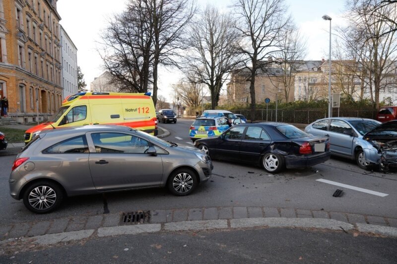 Chemnitz: Drei Autos in Unfall verwickelt - 