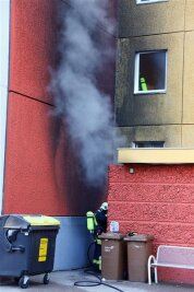 Chemnitz: Drei Bewohner eines Wohnblocks nach Containerbrand im Krankenhaus - 