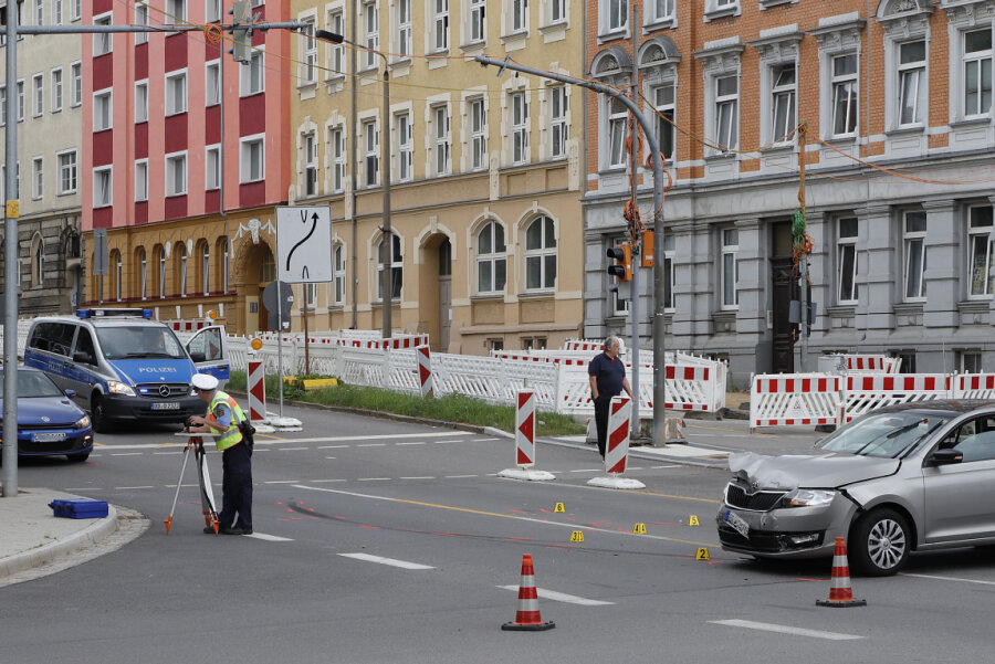 Chemnitz: Drei Fahrzeuge an Kreuzung kollidiert - Die ramponierten Fahrzeuge stehen auf der Kreuzung, während die Polizei den Unfall aufnimmt.