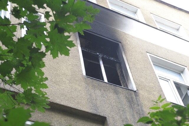 Chemnitz: Drei Feuer im einstigen Fundbüro in 24 Stunden - Früher Fundbüro - heute Sorgenkind: Das Haus an der Theaterstraße verkommt immer mehr. Die Brände vom Wochenende haben Rußspuren hinterlassen.