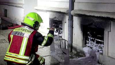 Chemnitz: Drei Menschen nach Kellerbrand im Krankenhaus - Die Feuerwehr prüft den Keller in der Winklerstraße nach dem Brand.