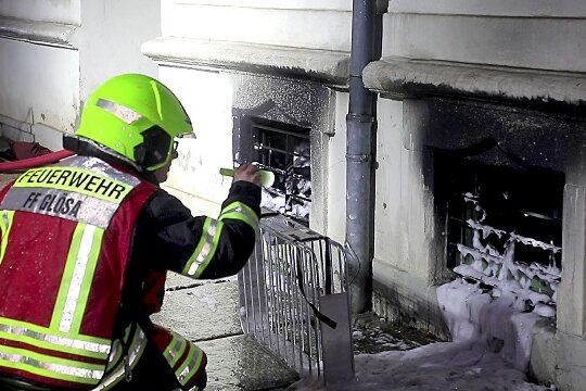 Chemnitz: Drei Menschen nach Kellerbrand im Krankenhaus - Die Feuerwehr prüft den Keller in der Winklerstraße nach dem Brand.