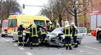 Chemnitz: Drei Verletzte bei Unfall - 