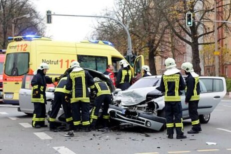 Chemnitz: Drei Verletzte bei Unfall - 