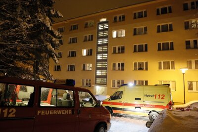 Chemnitz: Ein Toter bei Wohnungsbrand - Bei einem Schwelbrand im Schlafzimmer einer Wohnung in der zweiten Etage wurde ein Mieter schwer verletzt. Ein weiterer Hausbewohner kam mit Verdacht auf Rauchgasvergiftung ins Krankenhaus.