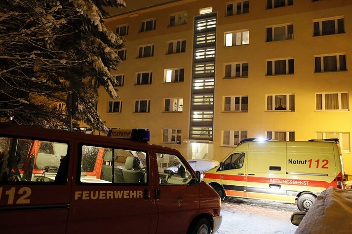Chemnitz: Ein Toter bei Wohnungsbrand - Bei einem Schwelbrand im Schlafzimmer einer Wohnung in der zweiten Etage wurde ein Mieter schwer verletzt. Ein weiterer Hausbewohner kam mit Verdacht auf Rauchgasvergiftung ins Krankenhaus.