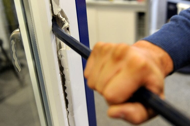 Chemnitz: Einbrecher bedroht Hauseigentümer mit Hammer - 