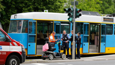 Chemnitz: Elektro-Rollstuhl kollidiert mit Straßenbahn - Ein Elektro-Rollstuhl und eine Straßenbahn stoßen am Mittwoch in Chemnitz zusammen.