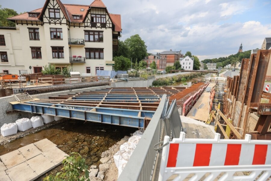 Chemnitz: Endspurt beim Hochwasserschutz entlang der Würschnitz - Die Brückenbaustelle der Würschnitzbrücke an der B95 am Beginn des Harthauer Berges. Spätestens Anfang kommenden Jahres soll dort das Abbiegen in Richtung Klaffenbach wieder möglich sein.