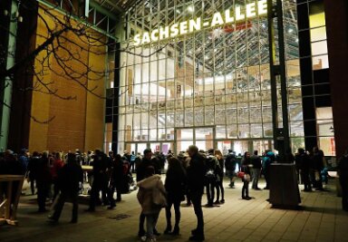Chemnitz: Entwarnung nach Bombendrohung - 4500 Menschen mussten Sachsen-Allee verlassen - Blieb wegen der Bombendrohung für den Rest des Abends geschlossen: die Sachsen-Allee in Chemnitz.