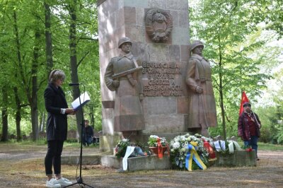Chemnitz erinnert an Befreiung vor 75 Jahren - Oberbürgermeisterin Barbara Ludwig bei der Kranzniederlegung auf dem sowjetischen Soldatenfriedhof am Richterweg.