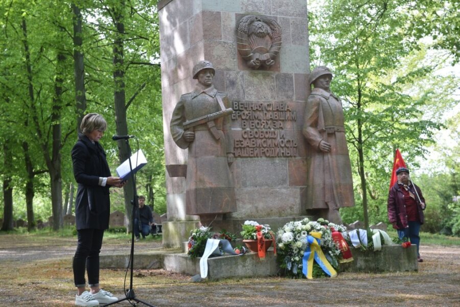 Oberbürgermeisterin Barbara Ludwig bei der Kranzniederlegung auf dem sowjetischen Soldatenfriedhof am Richterweg.