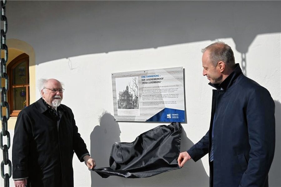 Chemnitz erinnert an den Jugendwerkhof Klaffenbach und sucht ehemalige Insassinnen - Bürgermeister Knut Kunze (r.) und der Historiker Thomas Schuler weihen die Gedenkplatte zur Erinnerung an den Jugendwerkhof Klaffenbach ein. 