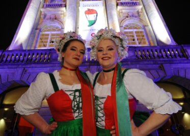 Chemnitz erlebt glänzenden Opernball - <p class="artikelinhalt">Ungarn lautete das Thema des Chemnitzer Opernballs 2010, und das Haus war prächtig geschmückt. Als Csárdásfürstinnen begleiteten Anna Gierden (l.) und Silke Kirchhübel die Gäste durch den Abend. Hendrik Schmidt</p>