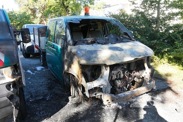Chemnitz: Erneut Fahrzeuge der Stadt Chemnitz in Flammen - 