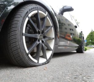 Chemnitz: Erneut Reifen von Falschparkern zerstochen - 