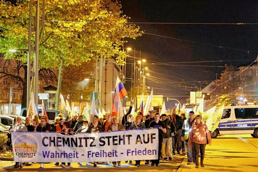 Chemnitz: Erneuter Protestzug durch die Innenstadt - Den Montagsaufzug hatte die Initiative "Chemnitz steht auf" angemeldet. 